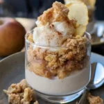 Bratapfel Crumble auf Zimtcreme